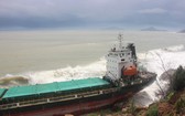 受12號颱風吹襲影響，一艘貨船在平定省海域擱淺。
