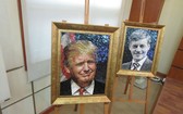 “2017年APEC各經濟體領導人肖像”的同奈陶瓷拼貼畫展一隅。圖為美國總統特朗普肖像陶瓷拼貼畫。（圖源：互聯網）