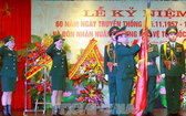 國防部副部長黎瞻上將在紀念會上受國家主席的委託，向軍隊圖書館授予一等捍衛祖國勳章。（圖源：越通社）