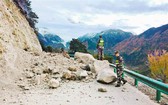 中國西藏米林縣派鎮一處山路上遭大石頭阻礙交通。（圖源：新華社）