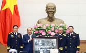 退役軍人向政府總理阮春福贈送紀念品。（圖源：越通社）