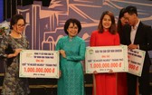 萬盛發集團(左)捐助“為窮人”基金會 10 億元。