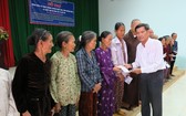 在本報的委託下，陳健安先生把讀者捐助的善款贈送予災民。 