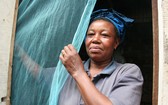坦桑尼亞婦女掛起防瘧疾蚊帳。（示意圖源：世衛組織）