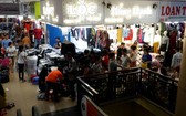 安東市場時裝攤位一隅。