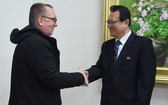 聯合國副秘書長傑佛里‧費爾特曼(左)訪問朝鮮討論朝鮮半島局勢。（圖源：路透社）