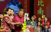 杭慰瑤先生和家人切生日蛋糕慶祝。