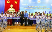 國家副主席鄧氏玉盛向家境貧困但好學的學生贈送100輛自行車、100個背包與100份“教育民生-上學自行車”助學金。（圖源：陸松）