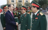 國家主席陳大光親切問候各將領。 （圖源：越通社）