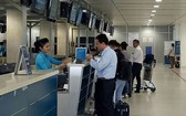 乘客在新山一機場辦理登機手續。