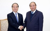 政府總理阮春福(右)接見韓國與越南友好協會主席、泛高紡織集團董事長崔勇朱。（圖源：光孝）