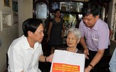 勞動榮軍與社會部長陶玉容(左)向越南英雄母親段氏清贈送禮物。（圖源：PV）