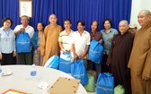 第八郡紅十字輔助會與郡佛教會配合，昨(2)日下午在坊人委會會場慰問6個家庭並贈送禮物。