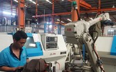 生產流程中使用機械人代替人工作業。