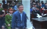 被告人鄭春清站在被告席上答法官問案。（圖源：VTC視頻截圖）