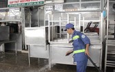 福門農產品與食品集散市場衛生工人正清洗試行開展確保食品安全市場模式的豬肉銷售區。