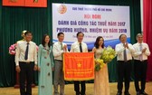 市人委會副主席陳永線(左三)向市稅務局集體頒贈政府錦旗。（圖源：阮桂）