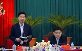中央宣教部長武文賞(左)在檢討會議上發表指導意見。（圖源：越通社）