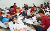 許多大學生和勞動者前往文憲大學參加捐血。（圖源：芳薇）