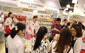 越南成為韓國第四大貿易夥伴。圖為消費者在韓國展銷攤參觀購銷參觀選購產品。（示意圖源：環球K&K貿易公司提供）