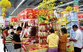 消費者在超市選購年貨。（示意圖源：互聯網）