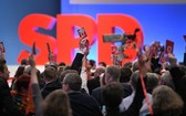 1月21日，在德國波恩，德國社民黨的黨代表們在特別黨代會上舉手表決。（圖源：AFP）