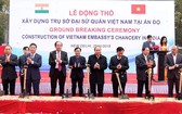 阮春福總理（右四）與各代表為大使館辦事處共同進行動土儀式。（圖源：越通社）