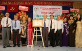 市志願醫生團全體同人和阮國平團長榮獲政府總理的獎狀。