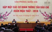國會主席阮氏金銀(中)主持2018戊戌年春節各新聞媒體聚會。（圖源：Quochoi.vn）