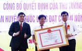 農業與農村發展部副部長陳成南向薄寮省福隆縣領導頒授達新農村標準的《決定》。