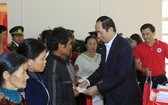 國家主席陳大光向貧戶贈送春節禮物。（圖源：越通社）