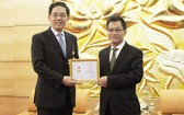 任期屆滿的中國駐越南特命全權大使洪小勇(左)榮獲和平友好紀念章。（圖源：H.T）