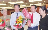 市委副書記武氏蓉(右一)向葉秀英大娘 家人贈送鮮花。