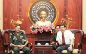 市委內政處主任陳世琉(右)接見柬埔寨皇家軍隊軍事特區副司令Mon Sopheap中將。（圖源：越通社）