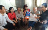 守德郡紅十字會主席鄧陳源草(左二)與熱心人士探望94高齡孤寡老人阮氏儒(右二)。