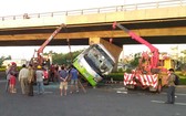 兩輛起重車將客車吊移事故現場。