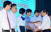 市人委會主席阮成鋒頒發獎狀給各集體與個人。