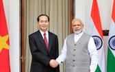 國家主席陳大光與印度總理莫迪親切握手。（圖源：越通社）