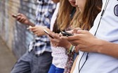 研究數據顯示，德國有約10萬青少年使用社交媒體成癮。（示意圖源：互聯網）