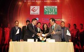越南專業足球股份公司(VPF)昨(6)日在本市公佈了2018年越南國家足球甲級聯賽-V.League主要贊助商。（圖源：獨立）