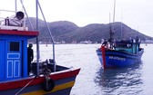 遇險的漁船和4名漁民已安全抵達平定省歸仁海岸。