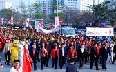 河內民眾參加「春紅節」宣 傳遊行。