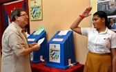 3月11日，在古巴哈瓦那，一名中年男人在投票。（圖源：EFE）
