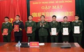 越南人民軍總政治部主任梁強上將(中)向2017年全軍模範青年頒發提前晉升軍銜《決定》。（圖源：福山）