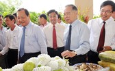 2015年9月9日，原政府總理潘文凱與時任市委書記黎清海在古芝縣達新農村標準公佈儀式上參觀當地農產品。