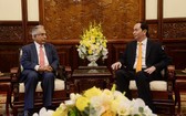 國家主席陳大光(右)接見值工作任期屆滿前來辭行的沙特阿拉伯大使達科爾‧阿爾‧喬哈尼。（圖源：VOV）