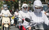 據國家水文氣象預報中心表示，本週內南部天氣炎熱。市民騎車外出時都穿上防熱衣、戴上口罩防止強烈的光線直接照射。（示意圖源：互聯網）