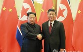 中國國家主席習近平(右)與金正恩在北京人民大會堂合影。（圖源：韓聯社）