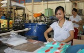 華人企業興通公司生產供出口的塑膠衛生手套。