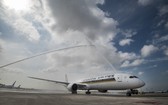 新加坡航空波音787-10客機飛抵新加坡，並接受水門歡迎儀式。（圖源：互聯網）